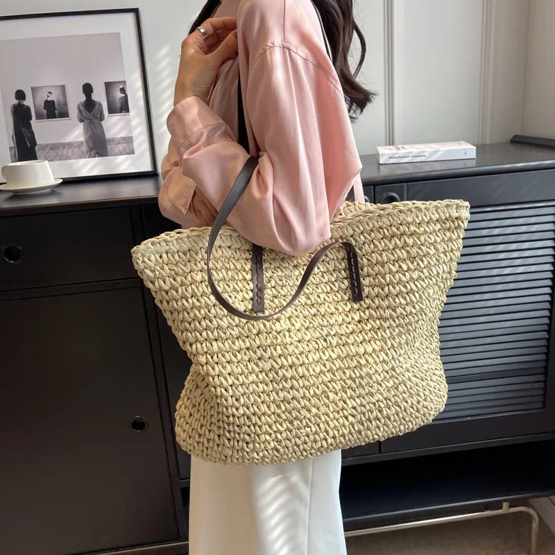 Bolso de paja con asas de cuero