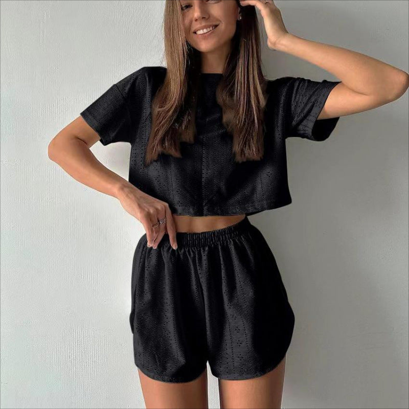 Tenue d'intérieur deux pièces ou style pyjama moderne coordonnée, idéale pour être à l'aise à la maison ou pour un look décontracté et décontracté