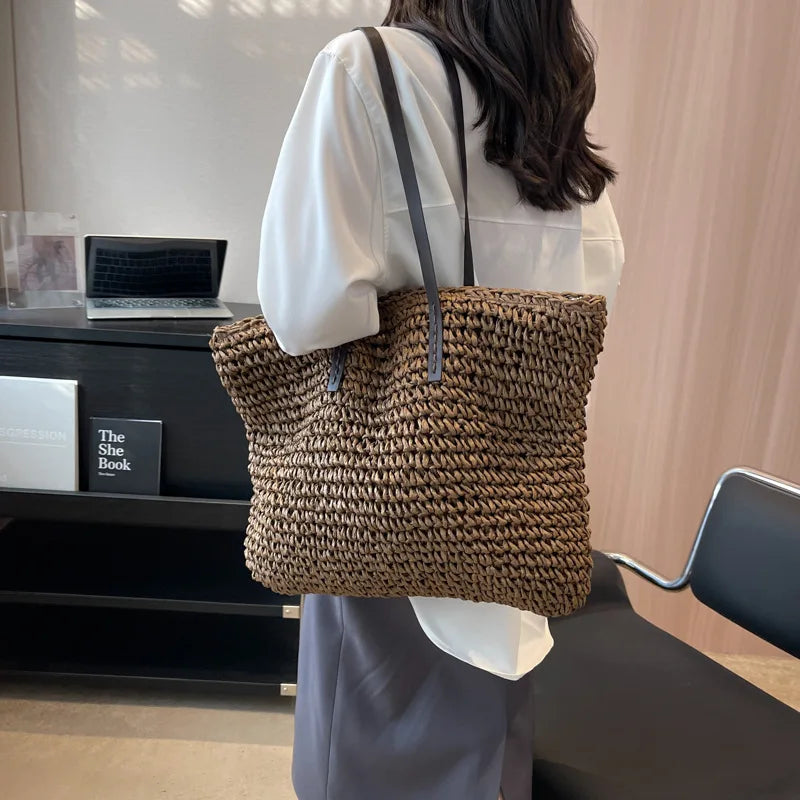 Bolso de paja con asas de cuero