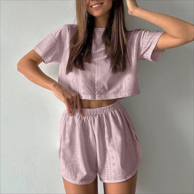 Tenue d'intérieur deux pièces ou style pyjama moderne coordonnée, idéale pour être à l'aise à la maison ou pour un look décontracté et décontracté
