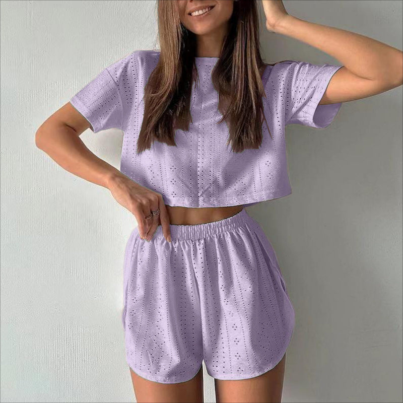Tenue d'intérieur deux pièces ou style pyjama moderne coordonnée, idéale pour être à l'aise à la maison ou pour un look décontracté et décontracté