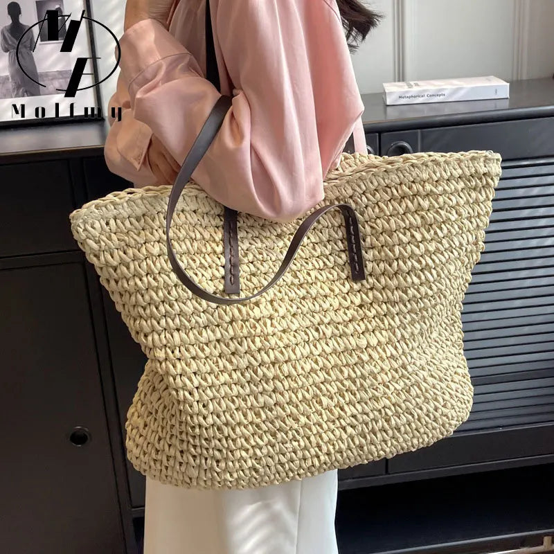 Bolso de paja con asas de cuero