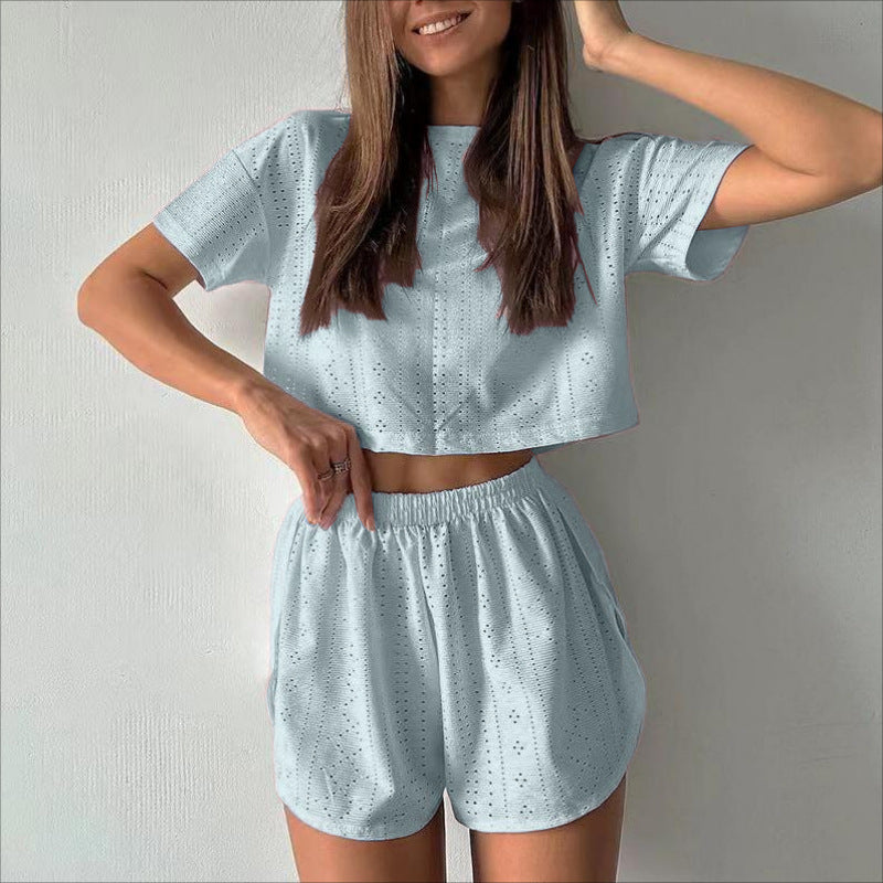 Tenue d'intérieur deux pièces ou style pyjama moderne coordonnée, idéale pour être à l'aise à la maison ou pour un look décontracté et décontracté