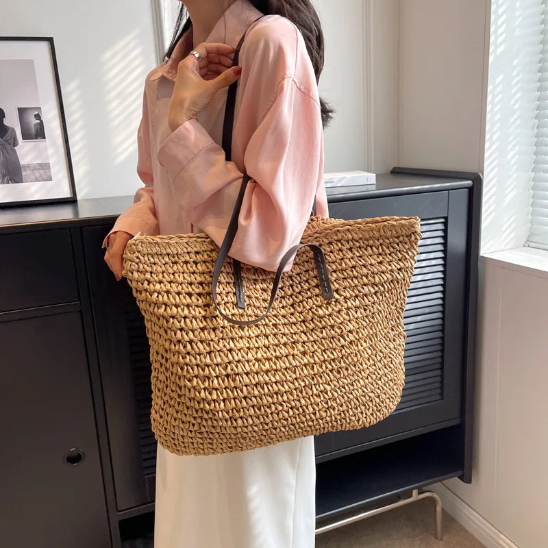 Bolso de paja con asas de cuero