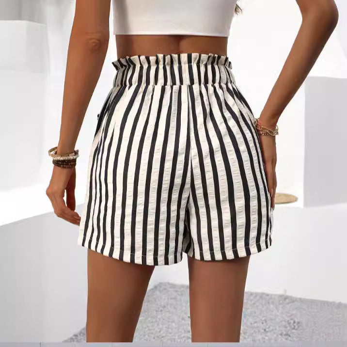 Short rayé avec taille élastique froncée et cordon de serrage réglable