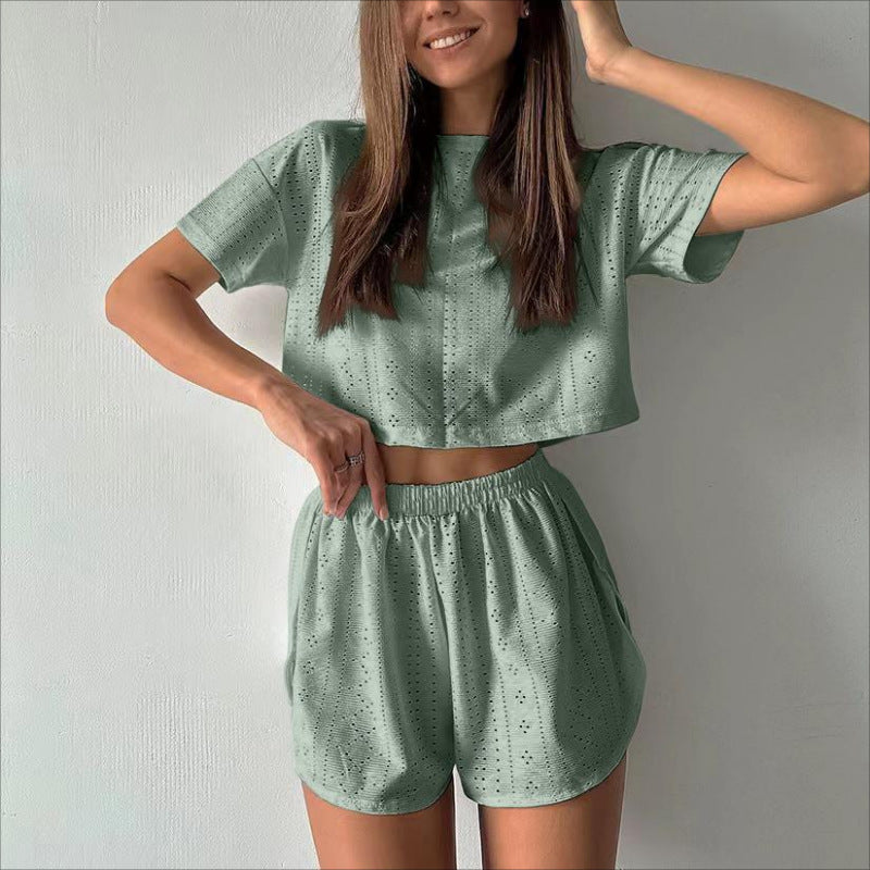Tenue d'intérieur deux pièces ou style pyjama moderne coordonnée, idéale pour être à l'aise à la maison ou pour un look décontracté et décontracté
