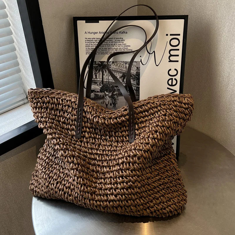 Bolso de paja con asas de cuero