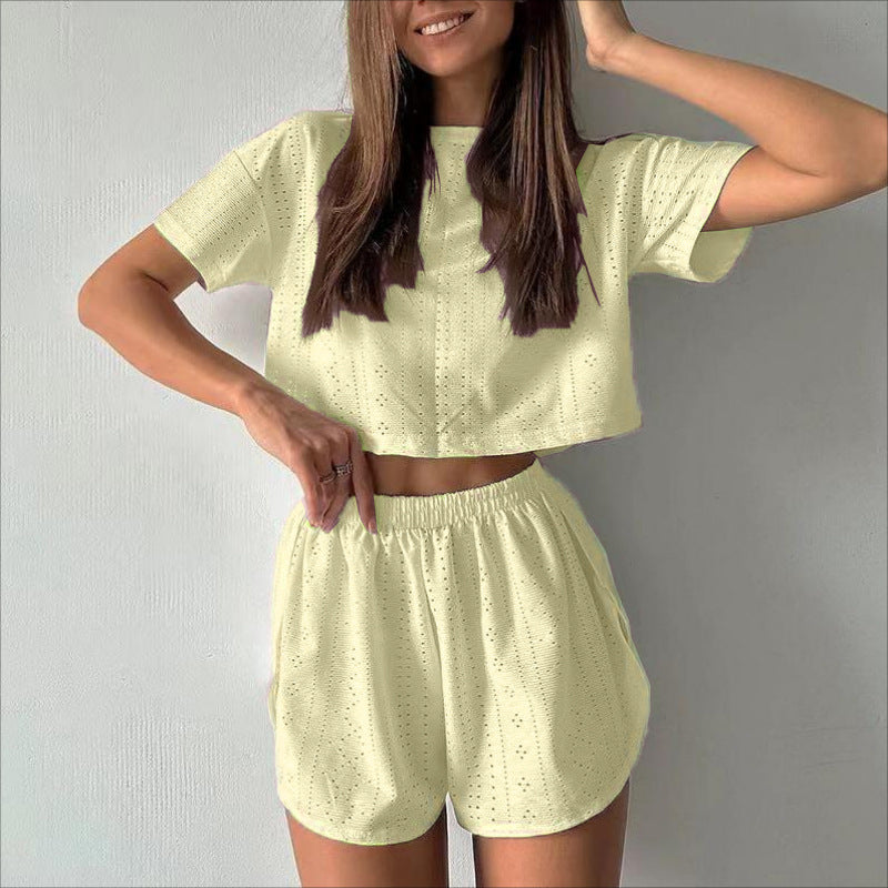 Tenue d'intérieur deux pièces ou style pyjama moderne coordonnée, idéale pour être à l'aise à la maison ou pour un look décontracté et décontracté