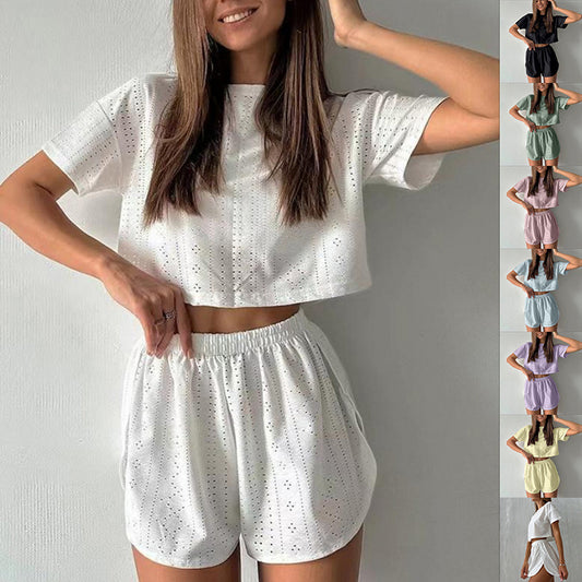 Tenue d'intérieur deux pièces ou style pyjama moderne coordonnée, idéale pour être à l'aise à la maison ou pour un look décontracté et décontracté