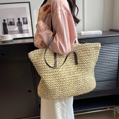 Bolso de paja con asas de cuero