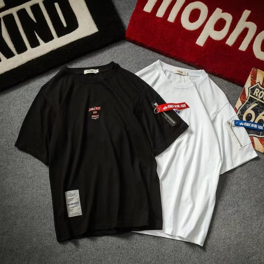 Camiseta Negra Streetwear con Detalles Gráficos y Cremallera
