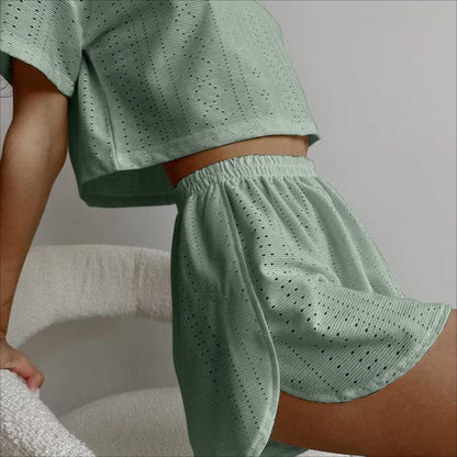 Tenue d'intérieur deux pièces ou style pyjama moderne coordonnée, idéale pour être à l'aise à la maison ou pour un look décontracté et décontracté