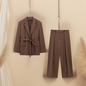 Costume deux pièces avec un blazer à nœud et un pantalon droit